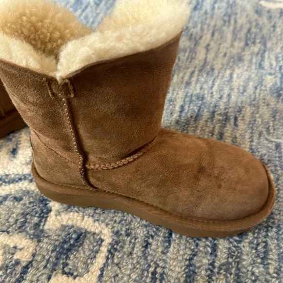 UGG Bailey button chestnut brown girls 13 - Picture 6 of 11